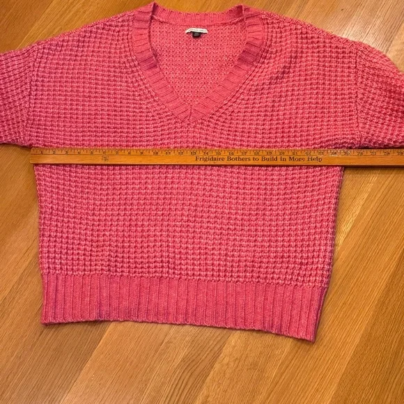 American Eagle Outfitters Pink V-Neck Sweater Size Medium Oversized Cozy Chunky - Picture 8 of 8